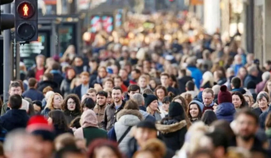 ¿Cuántos somos demasiados? Científicos alertan que la Tierra no puede sostener a todos