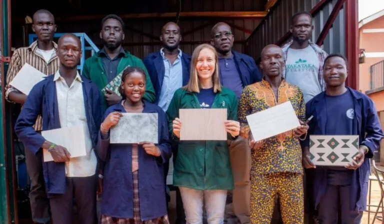 De botellas a viviendas: emprendedora transforma plástico en baldosas y crea empleo en Uganda