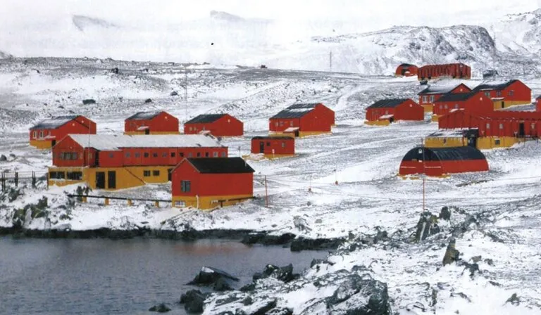 Amor y vida en el hielo: la comunidad que convirtió la Antártida en hogar familiar