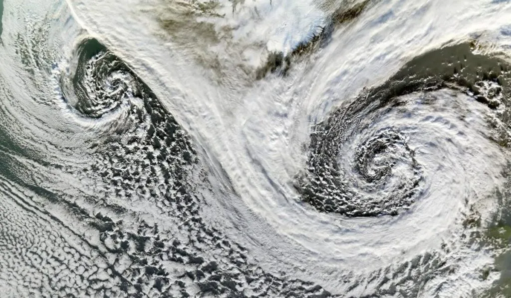 Ciclones triples: el fenómeno raro que podría alterar el clima en todo el planeta