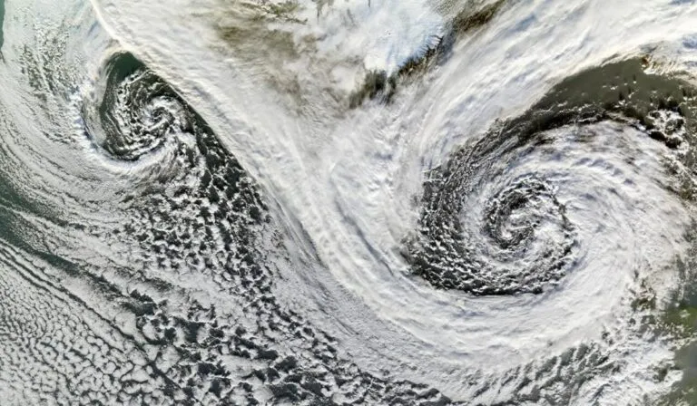 Ciclones triples: el fenómeno raro que podría alterar el clima en todo el planeta