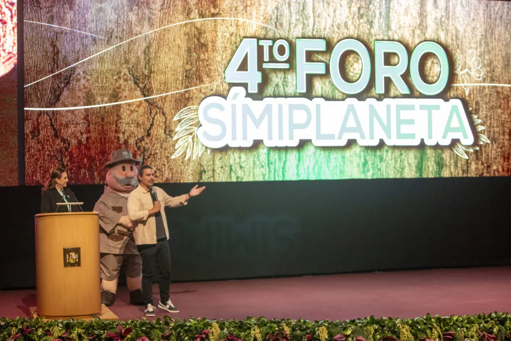 Víctor González Herrera promueve cuidado del medioambiente.