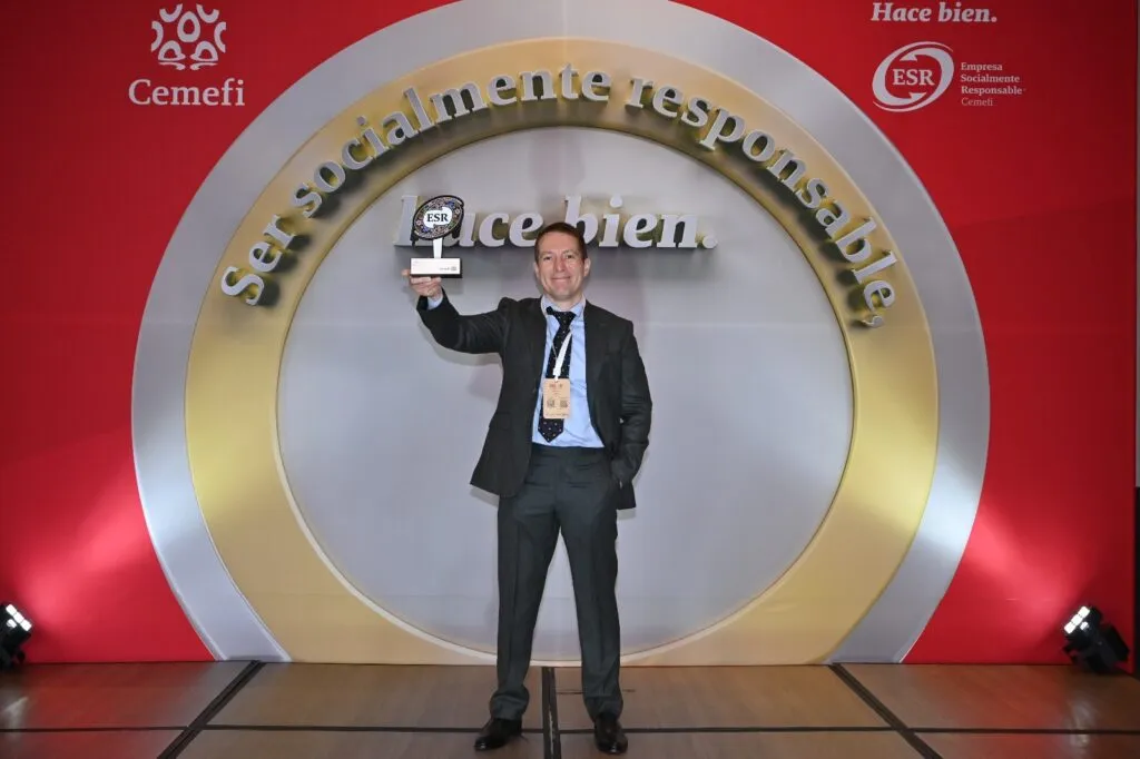 Óscar Córdoba Farfán, Country Manager de AJEMEX recibió el reconocimiento.