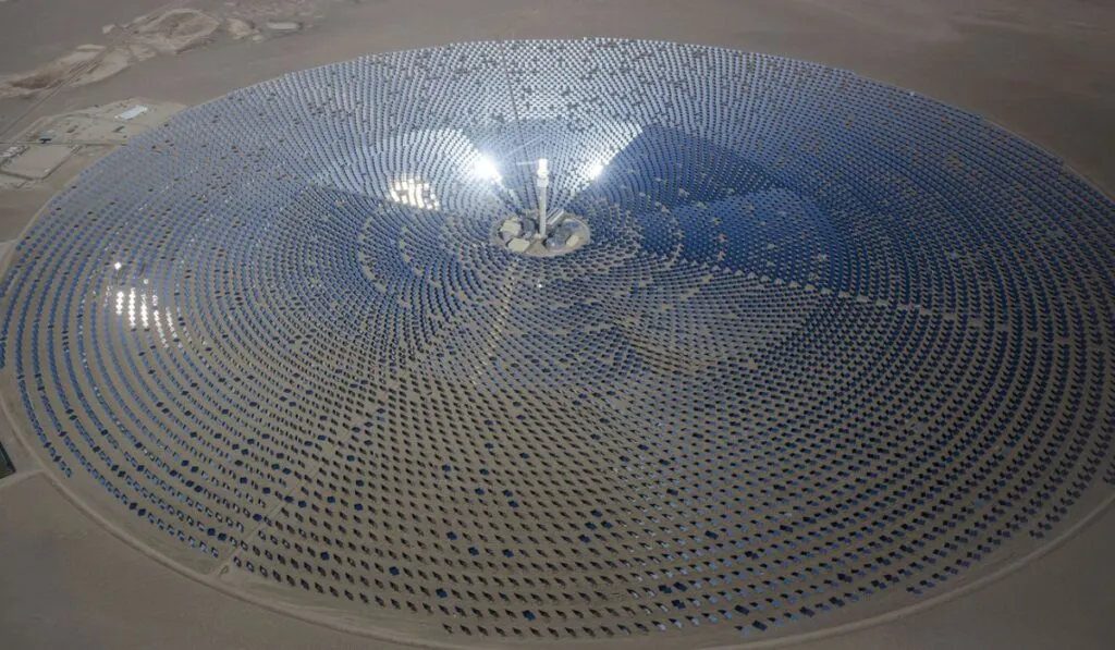 La mega planta solar de Mojave cierra tras años de polémica: energía limpia, altos costos y aves incineradas