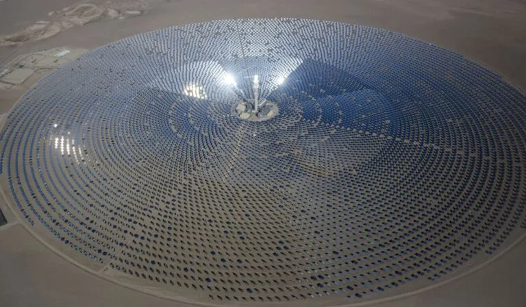 La mega planta solar de Mojave cierra tras años de polémica: energía limpia, altos costos y aves incineradas