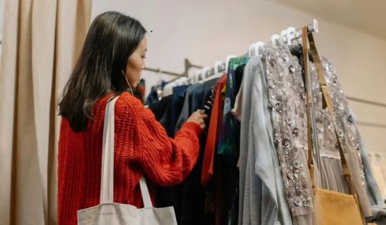 Suecia apuesta por la moda circular: miles intercambian ropa usada para combatir la contaminación