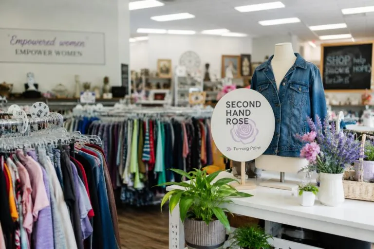 Interior de una tienda de segunda mano con prendas reutilizadas que promueven el upcycling y el consumo responsable.