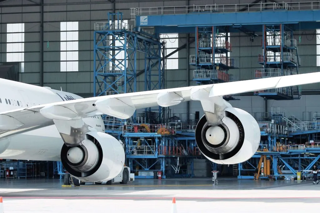 Avión dentro de un hangar industrial que representa la reutilización de materiales en la industria aeronáutica mediante economía circular.