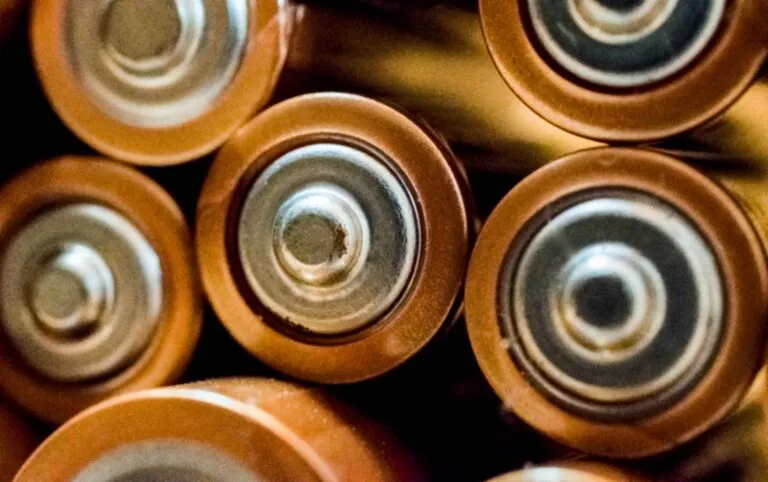 Primer plano de baterías de ion-litio que ilustran la importancia del reciclaje de materiales críticos para la transición energética.