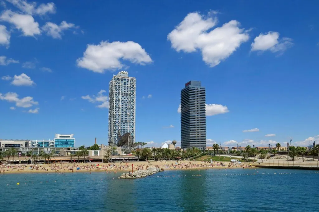 Brisas del Mediterráneo debilitadas por el calentamiento global en una costa durante una ola de calor