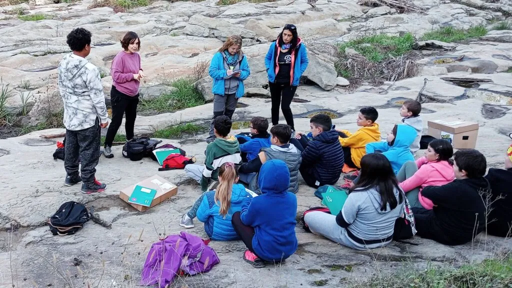 Jóvenes participan en un proyecto científico para medir la contaminación por plásticos en ríos europeos.
