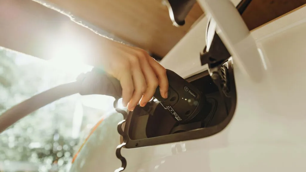 Tecnología que permite a los autos eléctricos devolver energía a la red eléctrica mediante sistemas V2G.