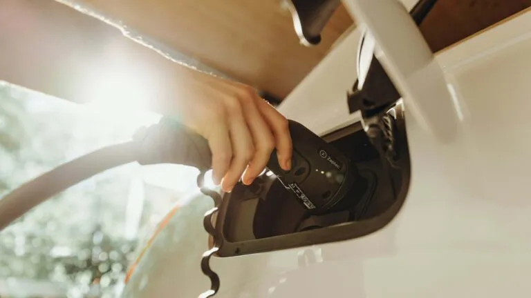 Tecnología que permite a los autos eléctricos devolver energía a la red eléctrica mediante sistemas V2G.