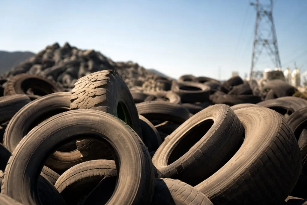 Centro de reciclaje de neumáticos con gestión sustentable y economía circular para reducir el impacto ambiental.