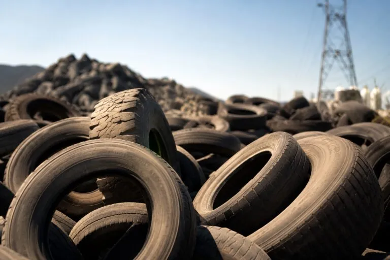 Centro de reciclaje de neumáticos con gestión sustentable y economía circular para reducir el impacto ambiental.