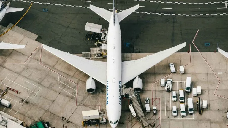 Debate sobre la expansión de aeropuertos y el aumento de emisiones generado por nuevos vuelos.
