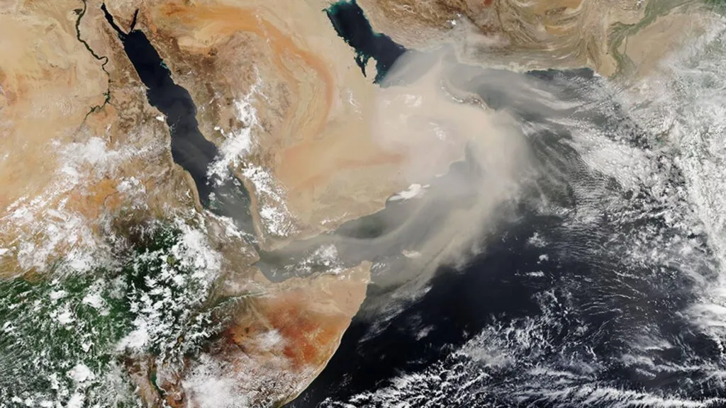 Polvo atmosférico suspendido durante una tormenta que reduce la visibilidad y afecta la calidad del aire.