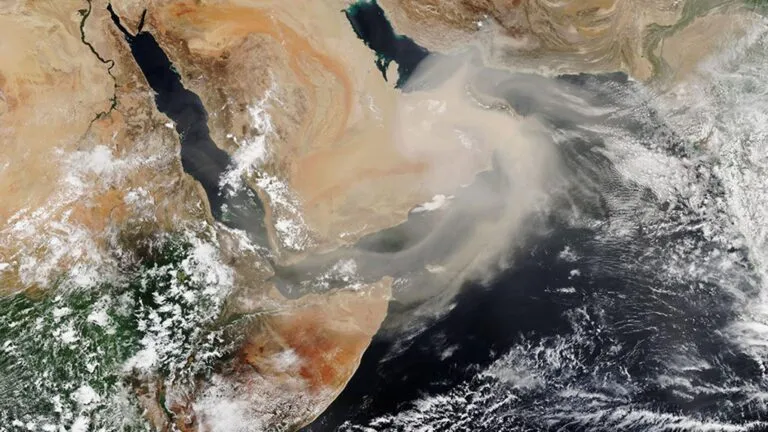 Polvo atmosférico suspendido durante una tormenta que reduce la visibilidad y afecta la calidad del aire.