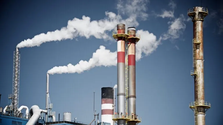 Los superricos concentran una parte relevante de las emisiones globales mediante inversiones y activos de alto impacto ambiental.