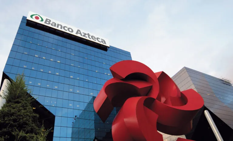 Banco Azteca resuelve fallas biométricas en trámites para adultos mayores