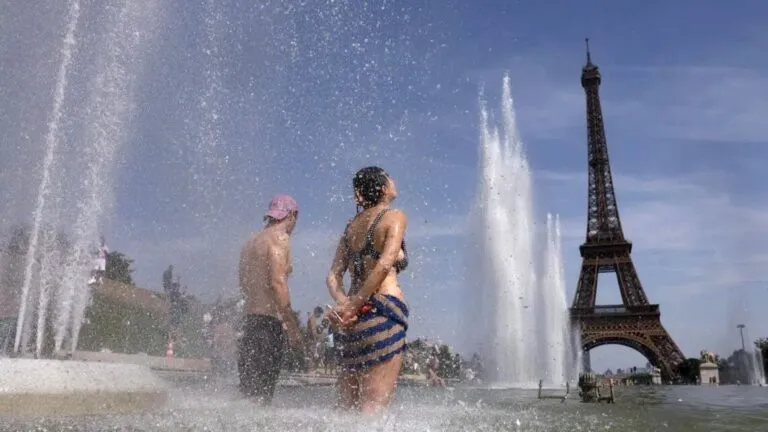 Francia enfrenta temperaturas extremas, sequía, incendios forestales y restricciones de agua durante un verano climático récord.