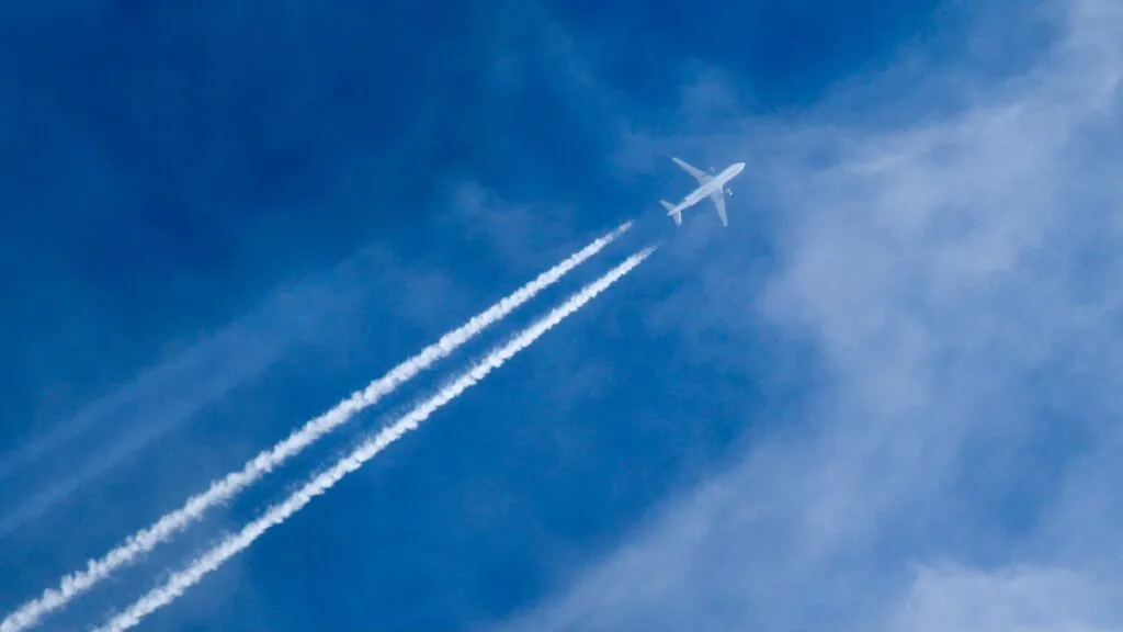 Las estelas de los aviones serán analizadas con inteligencia artificial para reducir su impacto sobre el calentamiento climático.