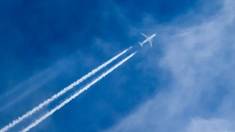 Las estelas de los aviones serán analizadas con inteligencia artificial para reducir su impacto sobre el calentamiento climático.