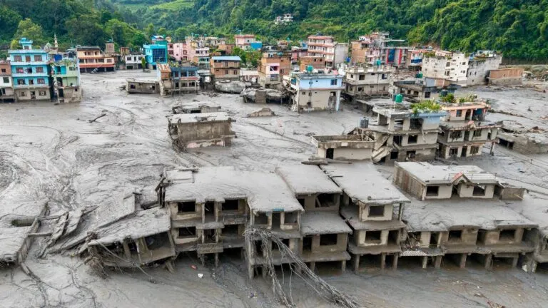 Inundación en Nepal relacionada con el colapso de un glaciar