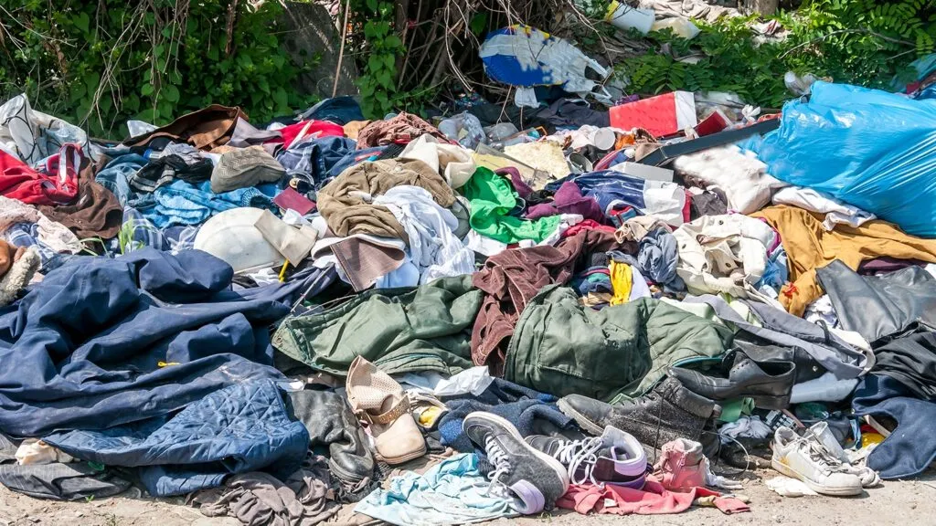 Campaña de reciclaje de ropa usada para reducir residuos textiles en México.