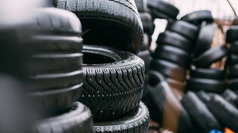 Neumáticos más eficientes en California buscan reducir el consumo de combustible, electricidad y las emisiones contaminantes.