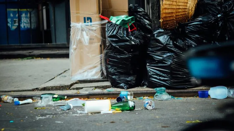 Plástico reciclado de basura mezclada presenta mayor presencia de contaminantes y metales peligrosos que los residuos separados.