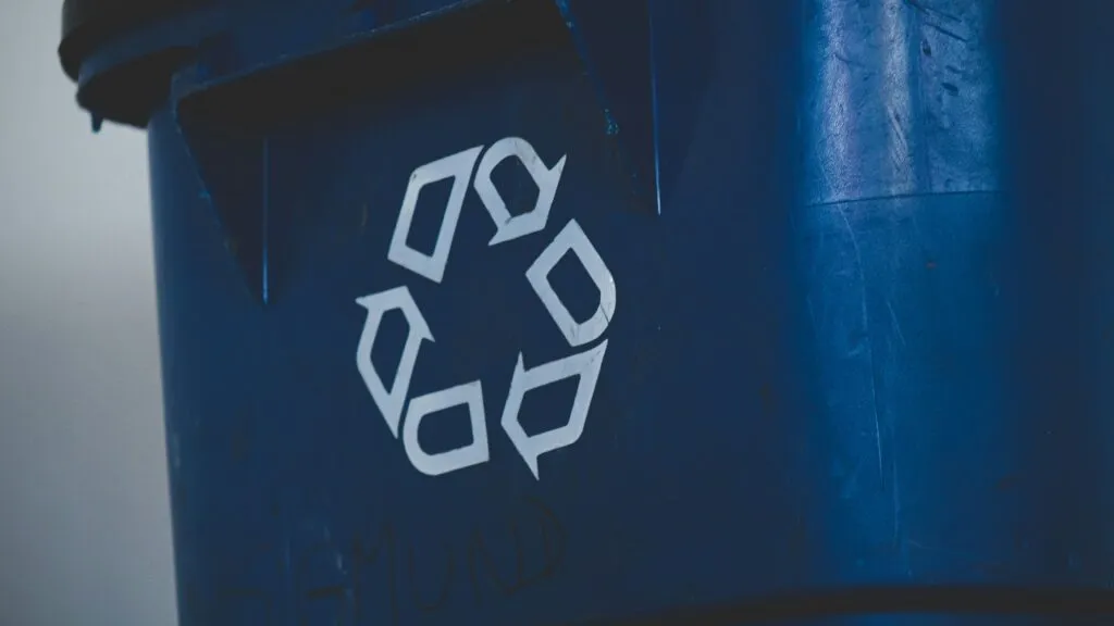 El símbolo de reciclaje enfrenta una disputa legal en California por las reglas que buscan evitar etiquetas ambientales engañosas.