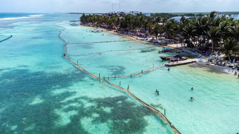 Mahahual enfrenta una disputa judicial por cambios urbanos relacionados con el proyecto turístico de Royal Caribbean.