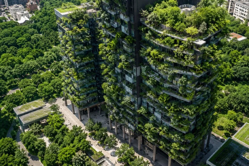 Edificio de arquitectura sustentable con jardines verticales y terrazas verdes en Taiwán.