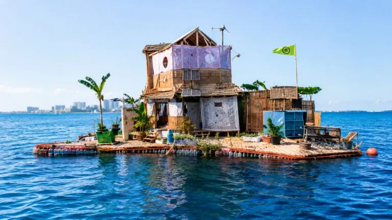 Isla flotante de plástico en México construida con botellas recicladas y energía solar