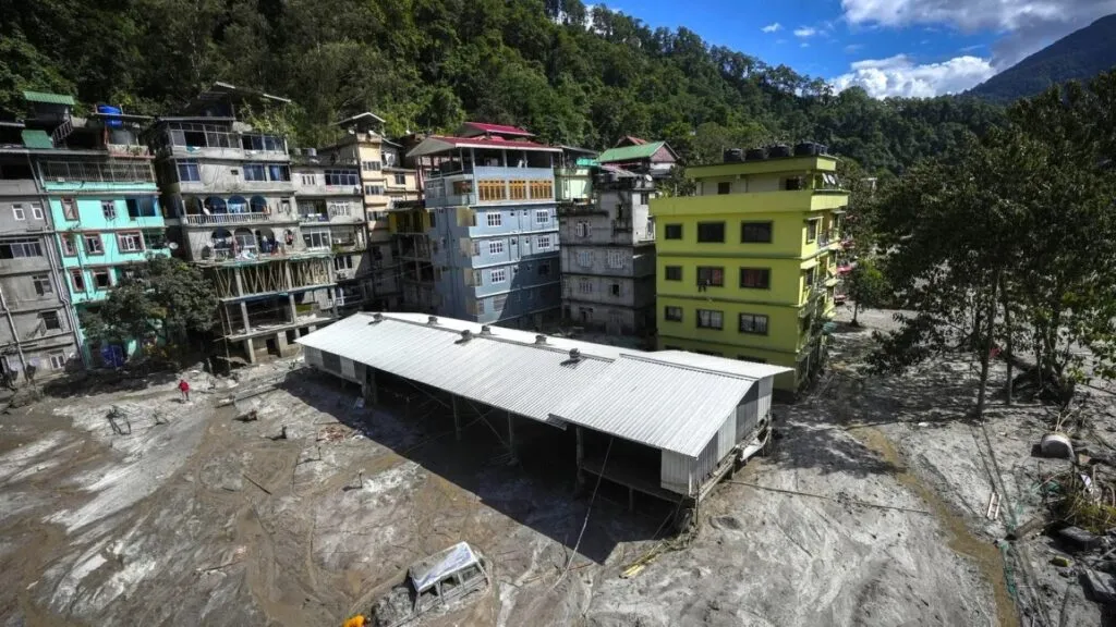 Glaciar de Nepal cuyo retroceso contribuyó a debilitar una ladera del Himalaya