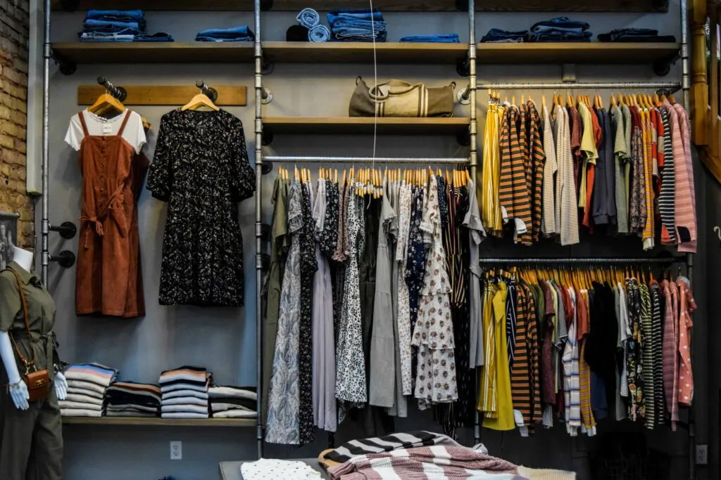 Joven australiana revisa prendas de moda ultrarrápida mientras reflexiona sobre el precio, la comodidad y la conciencia ambiental.