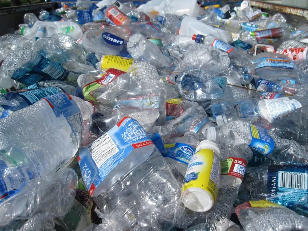 Inteligencia artificial en el reciclaje ayuda a separar materiales mediante sensores y sistemas automatizados.
