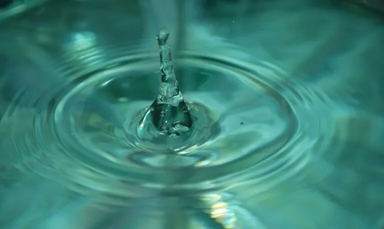 Reúso del agua mediante tratamiento y nuevas reglas para cuidar los recursos hídricos y proteger el medio ambiente.
