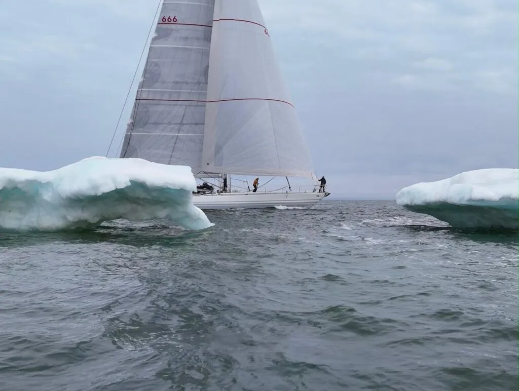 Velero con tripulación mexicana cruza el temido Paso del Noroeste en el Ártico
