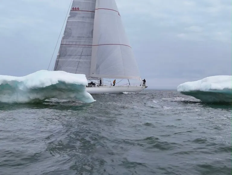 Velero con tripulación mexicana cruza el temido Paso del Noroeste en el Ártico