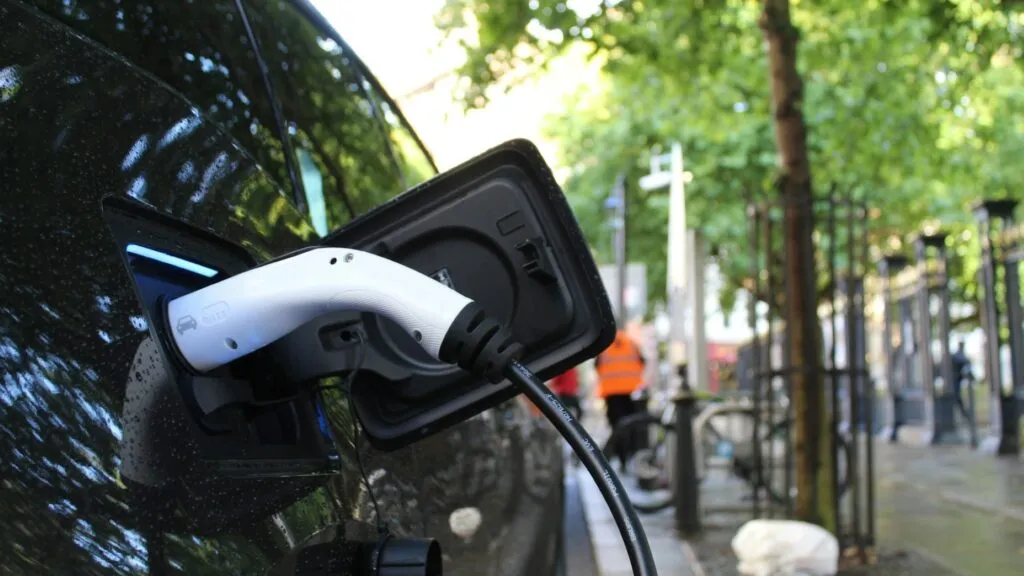 Autos eléctricos ganan mercado en Europa con nuevos modelos más accesibles