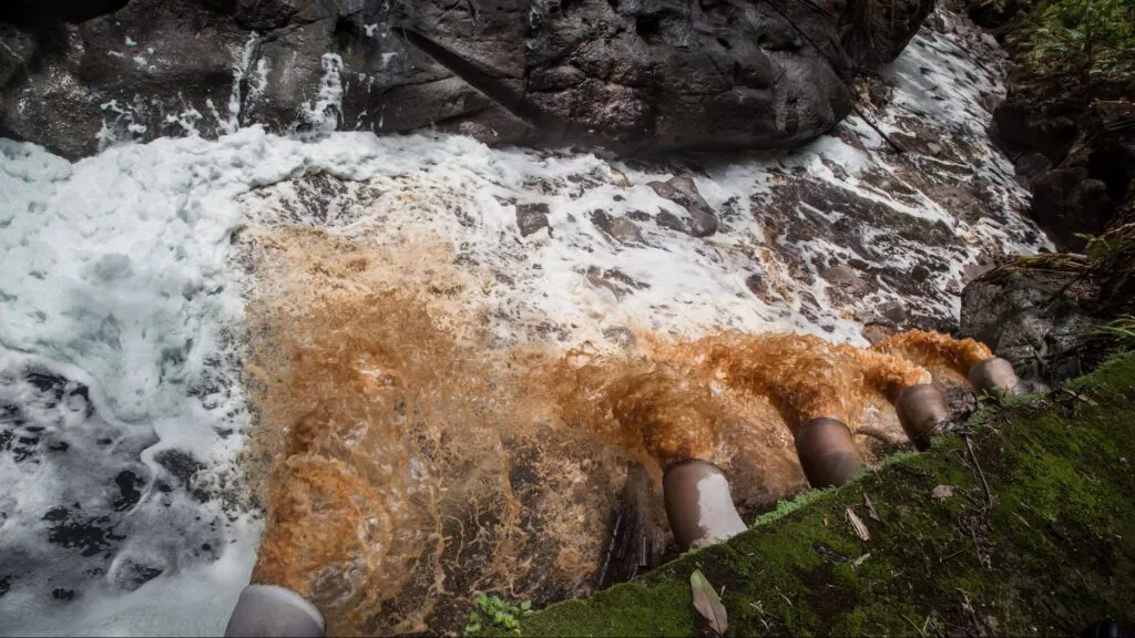 Contaminación de ríos en México por descargas industriales y municipales que representan riesgos para la salud pública
