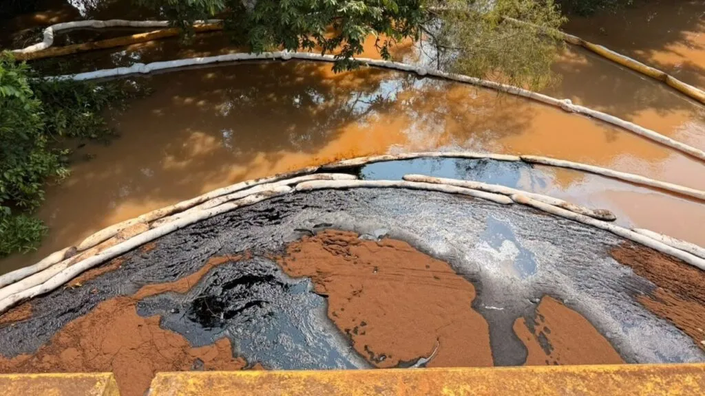 Derrame de hidrocarburo en el río Chacalapa de Veracruz afecta el ecosistema y la actividad pesquera