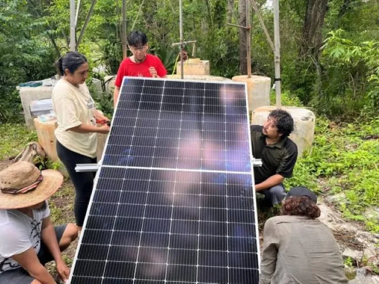 Energía solar en comunidades mayas lleva electricidad a hogares mediante paneles fotovoltaicos y capacitación comunitaria.