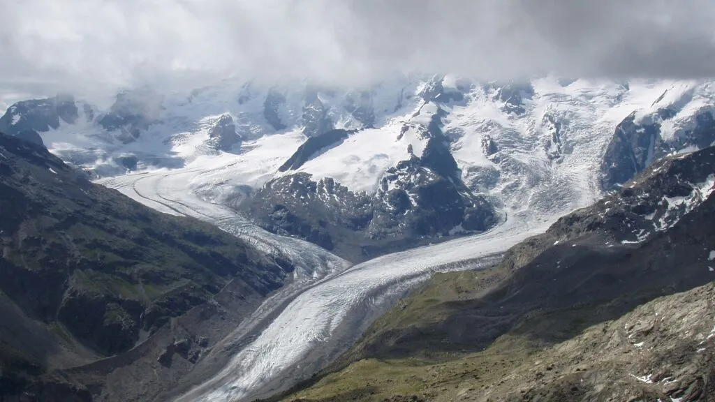 Glaciares suizos registran una fuerte pérdida de hielo tras un periodo de calor y escasas nevadas