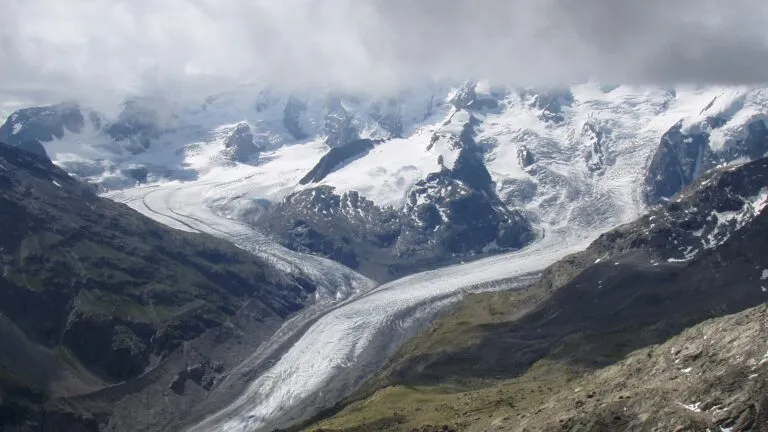 Glaciares suizos registran una fuerte pérdida de hielo tras un periodo de calor y escasas nevadas