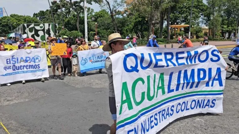 Vecinos protestan por agua turbia y con malos olores en Guadalajara