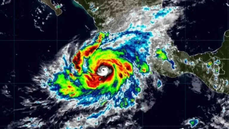 Huracán Simon de categoría 4 amenaza las costas del Pacífico mexicano con lluvias intensas e inundaciones