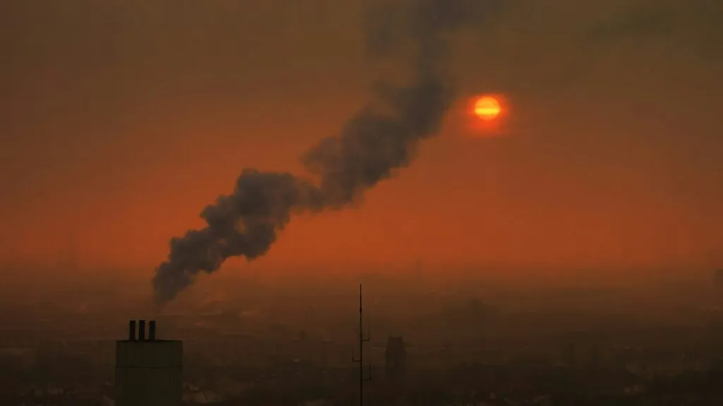 Informe de la ONU advierte que el calentamiento global superará los 1.5 grados y exige reducir las emisiones contaminantes